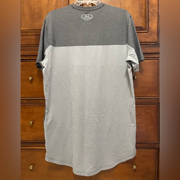 Under Armour longline t-shirt/size Medium/Black and Gray - Picture 2 of 5